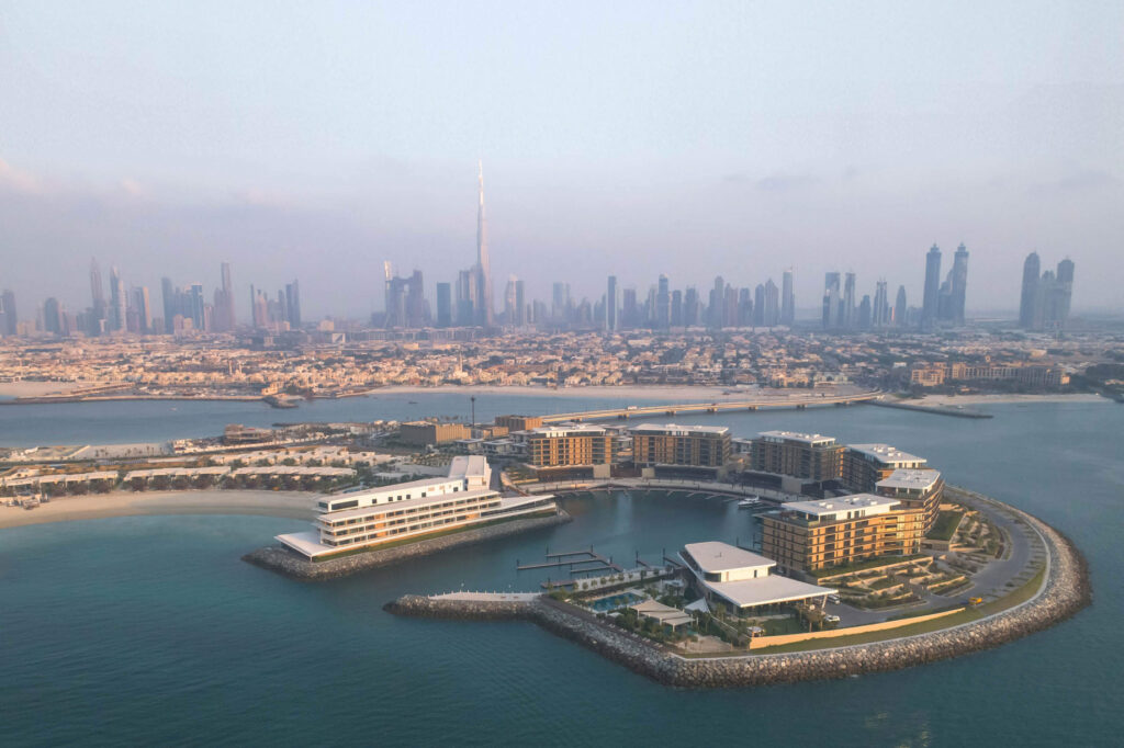 Đảo riêng của Bvlgari tại Abu Dhabi nhìn từ trên cao, bao quanh bởi biển xanh và kiến trúc hiện đại