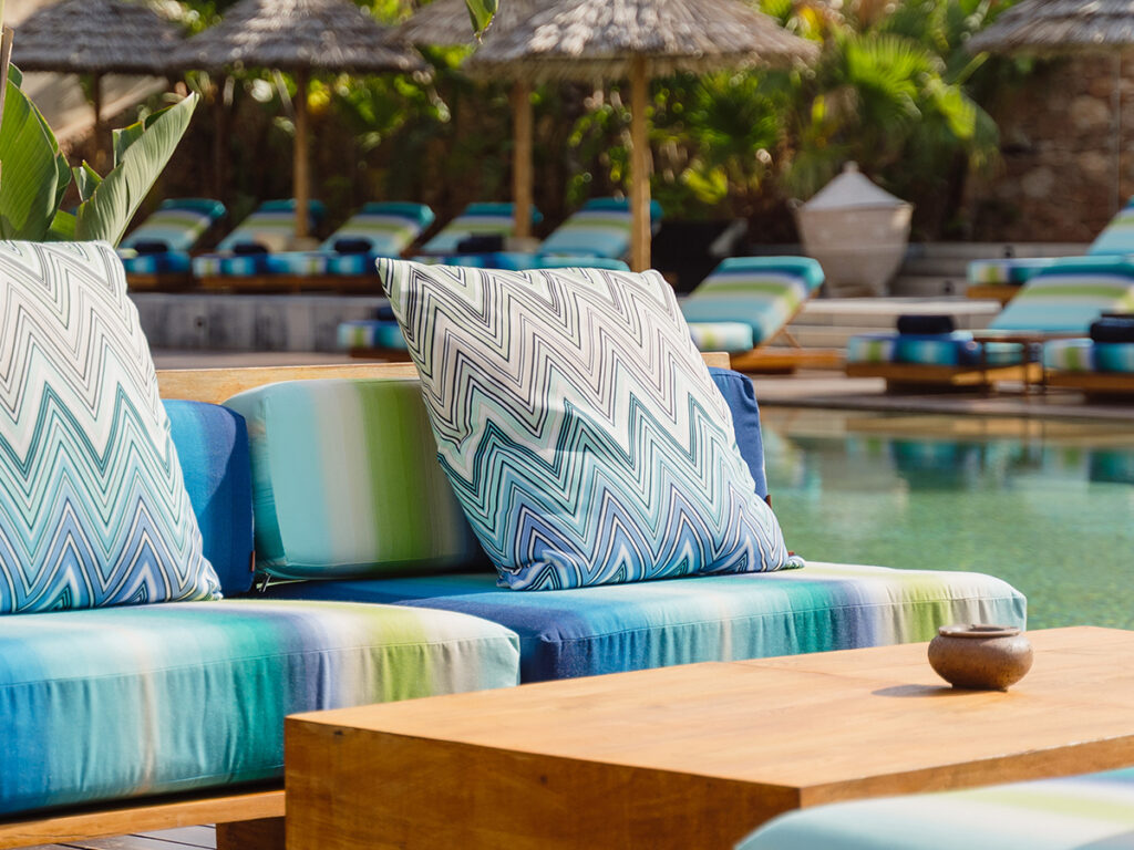 Họa tiết zigzag của Missoni thổi làn gió mới vào phong cách thư giãn tại OKU.