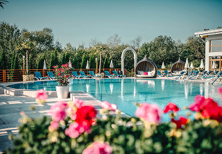 Waldorf Astoria <br><i> New York Living with America’s </i>