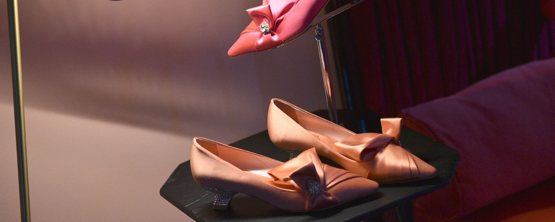 ROGER VIVIER<br> <i>Sứ Mệnh Nâng Niu Gót Ngọc</I>