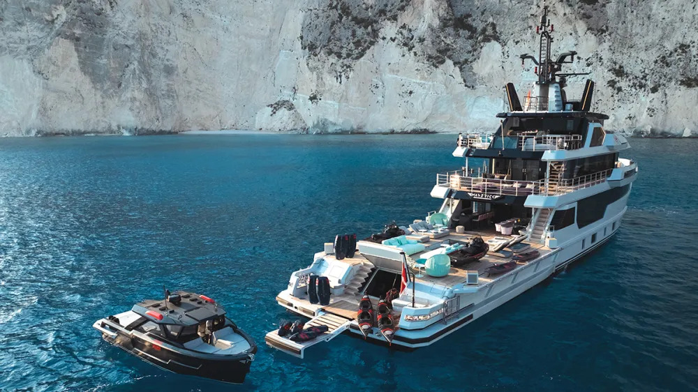 7-YEAR VOYAGE AROUND THE WORLD<br> <i>Chiếc Du Thuyền Thám Hiểm 146 Foot</I>