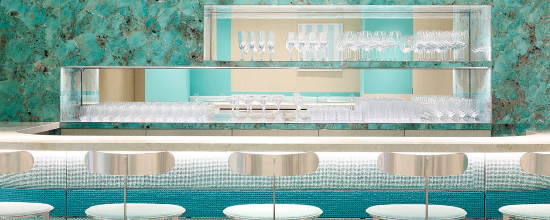 BLUE BOX CAFÉ<br> <i>Giấc Mơ Tiffany Giữa Phố Ginza </I>