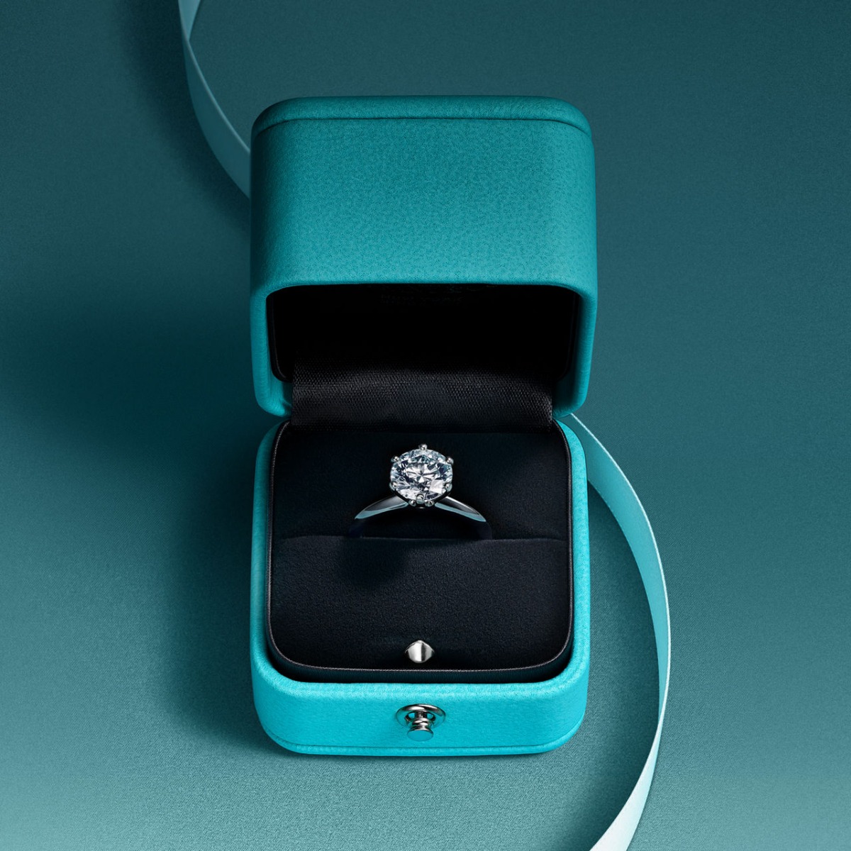 Round Brilliant Cut tượng trưng cho vẻ đẹp cổ điển