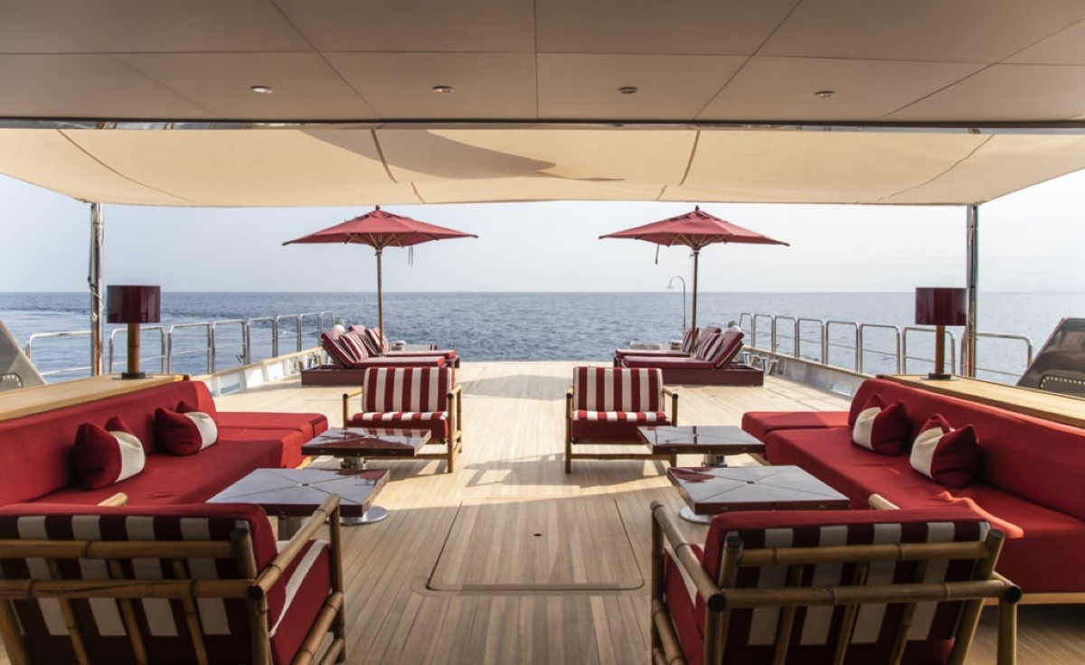 Các loại vải cashmere và linen cao cấp được ứng dụng cho ghế ngồi, rèm cửa, khăn tắm hay đệm nằm