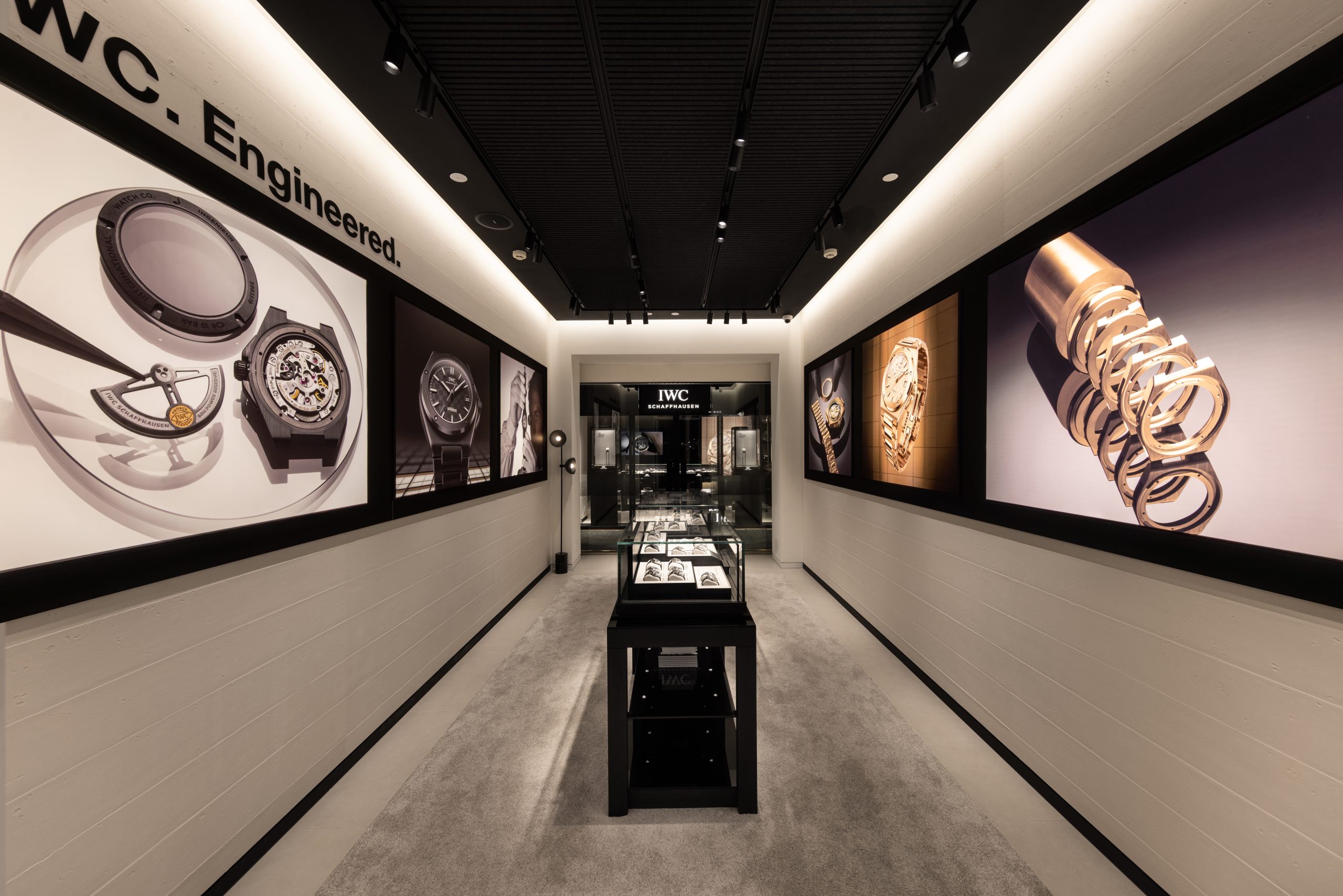 IWC SCHAFFHAUSEN <br> <i>Chính Thức Khai Trương Cửa Hàng Đầu Tiên Tại Hà Nội </I>