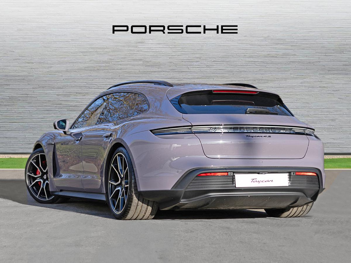 Taycan tăng tốc 0–100 km/h trong 4,8 giây, phạm vi hoạt động lên đến 566 km và hỗ trợ sạc nhanh chỉ 18 phút từ 10 đến 80%.