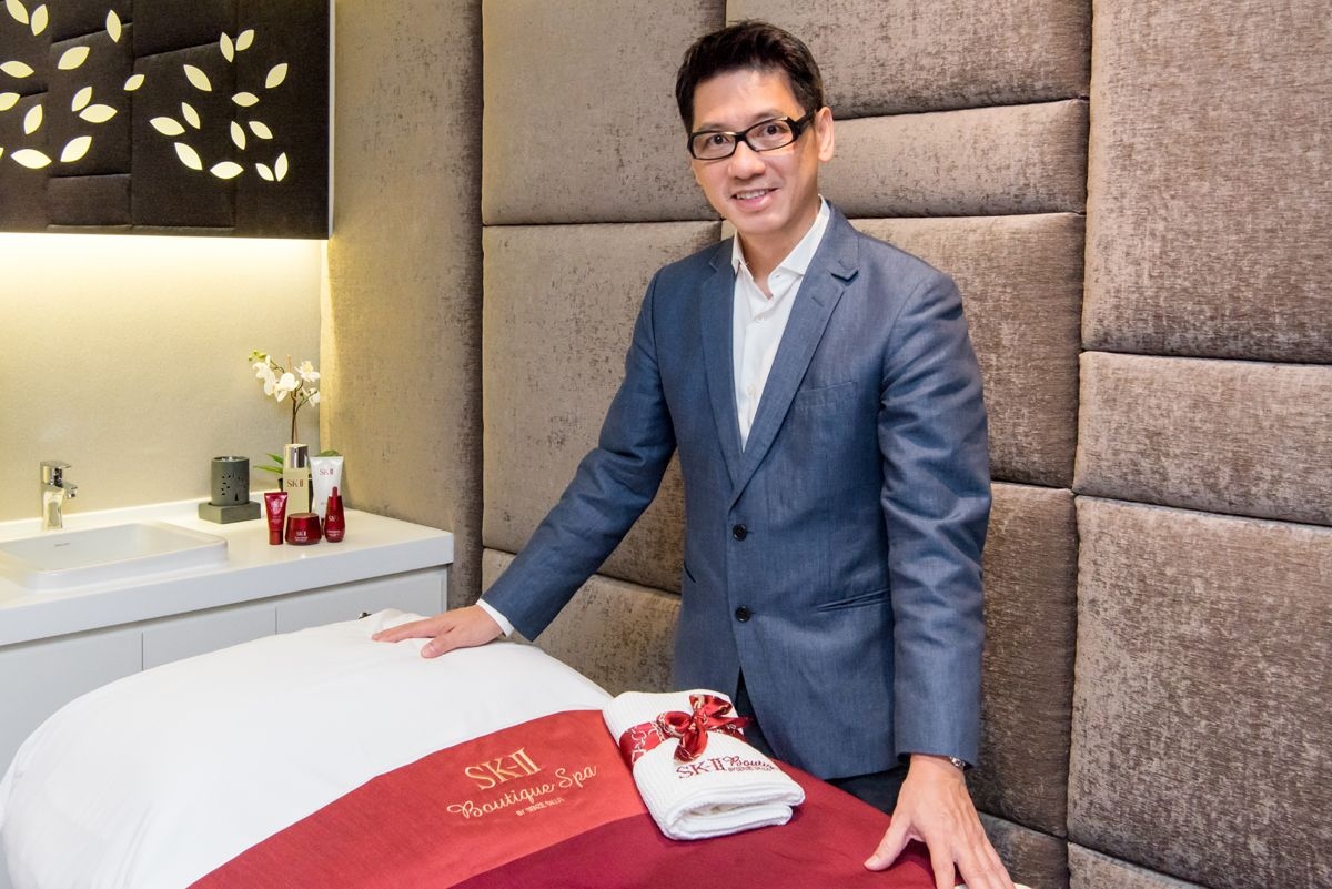 Calvin và vợ – bà Buraya – khai sinh SK-II Boutique Spa đầu tiên trên thế giới