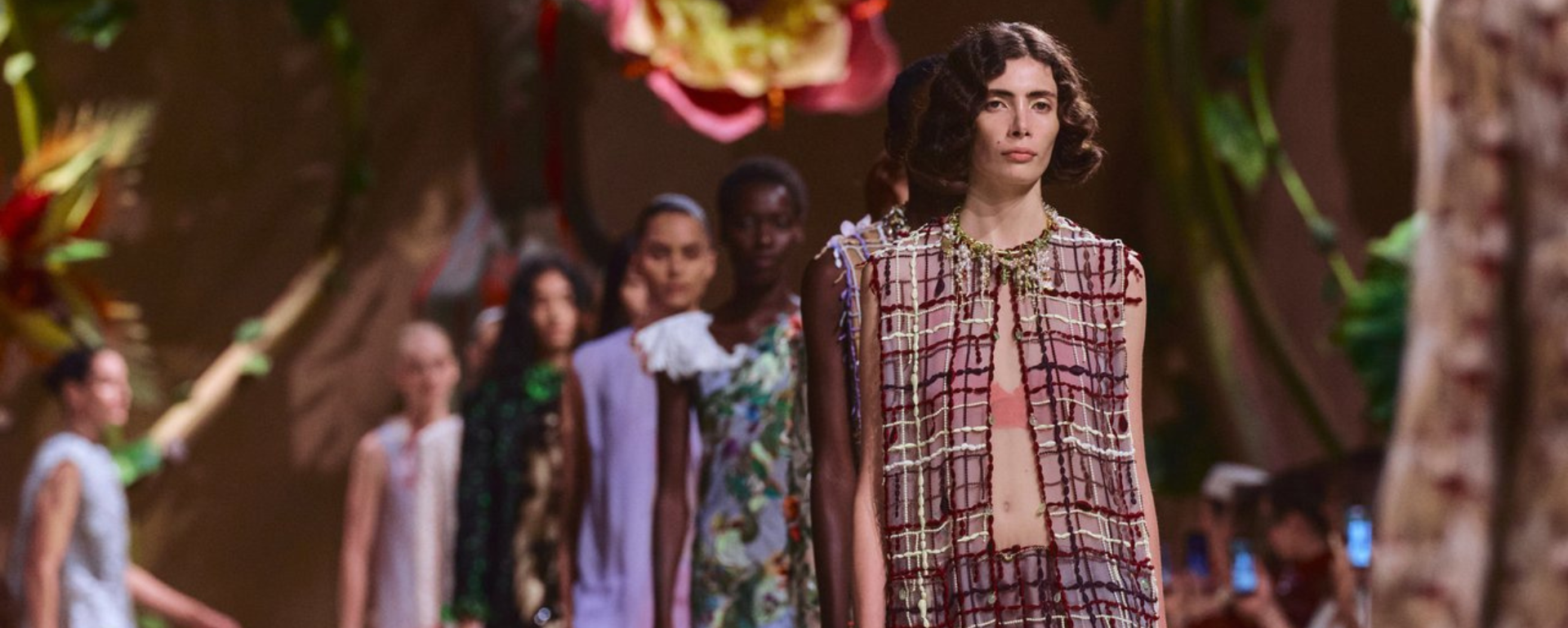CHANEL HAUTE COUTURE FALL 2026<br> <i>Matthieu Blazy Viết Lại Cổ Tích Bằng Kỹ Nghệ Couture</I>