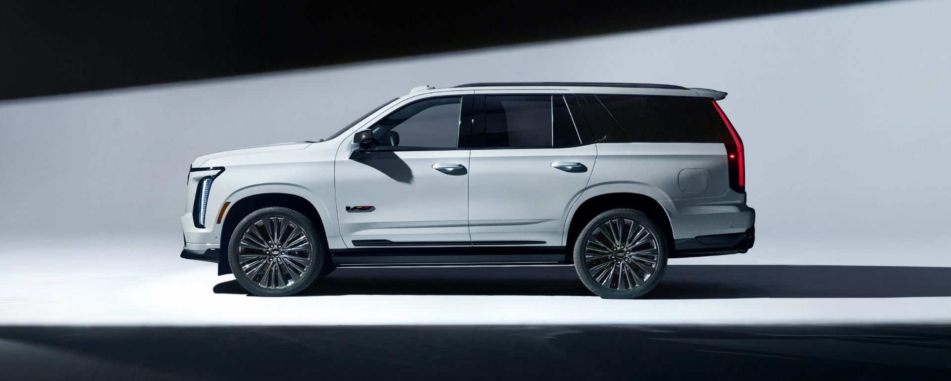 CADILLAC ESCALADE-V<br> <i>Di Sản 125 Năm Trên Chiếc SUV Hiệu Suất Cao</I>